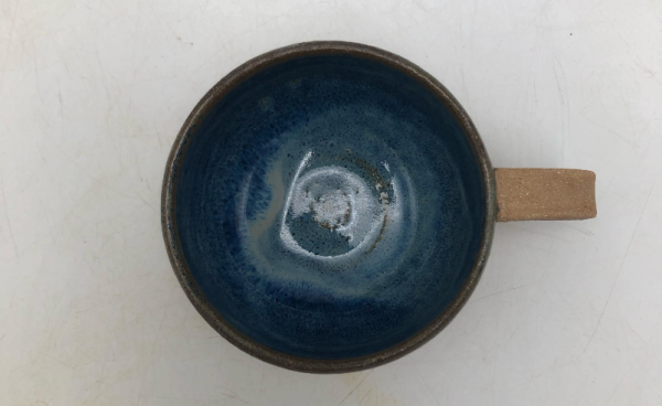 Tasse bleue vue de haut